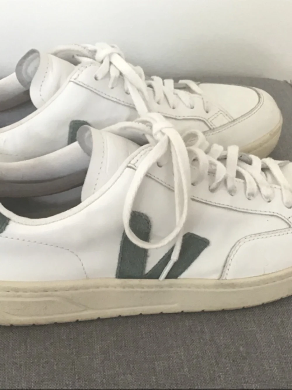 Veja V 12 White vegan leather with green trim size 11